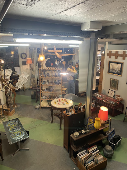 Demain En Mains Brocante Magasin De Meubles à Montreuil