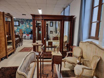 La Vieille Ecole Brocante & Salon De Thè, Magasin De Meubles à Lésignac-Durand