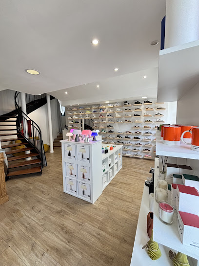 6 Bis. Magasin De Meubles à Vannes